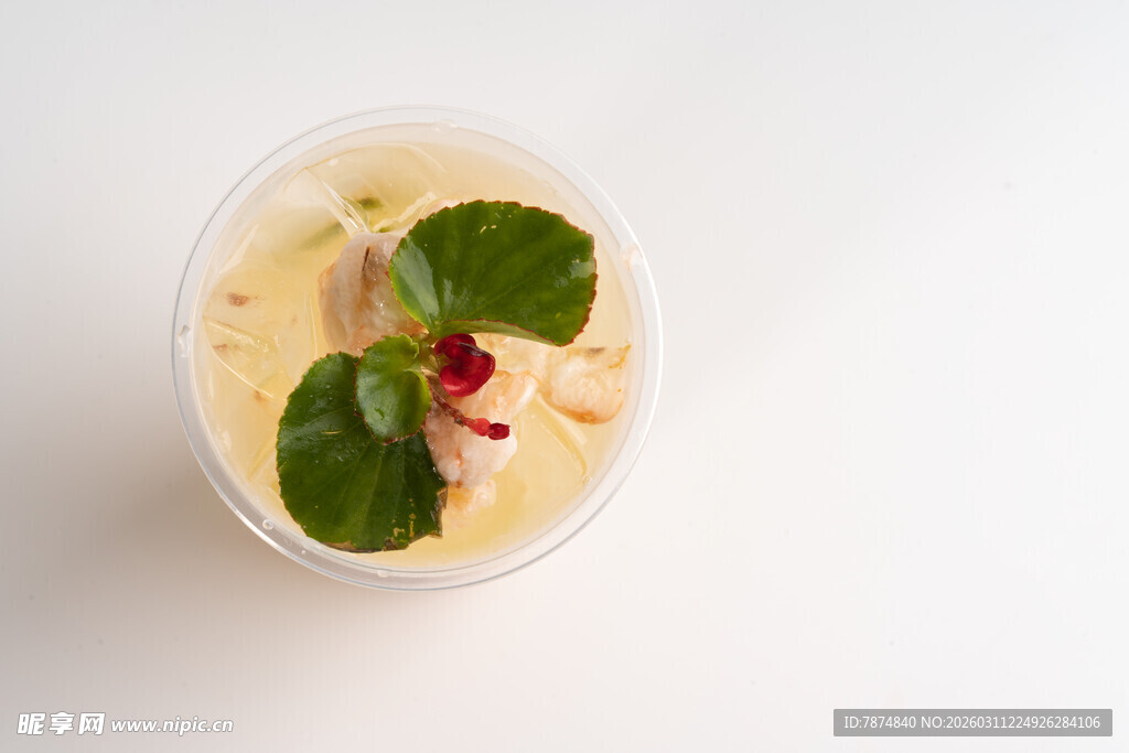 美味薄荷装饰的黄色饮品