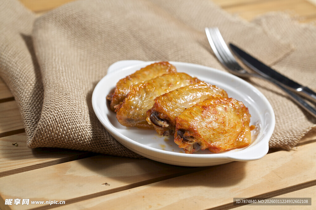 美味烤鸡翅置于木桌之上