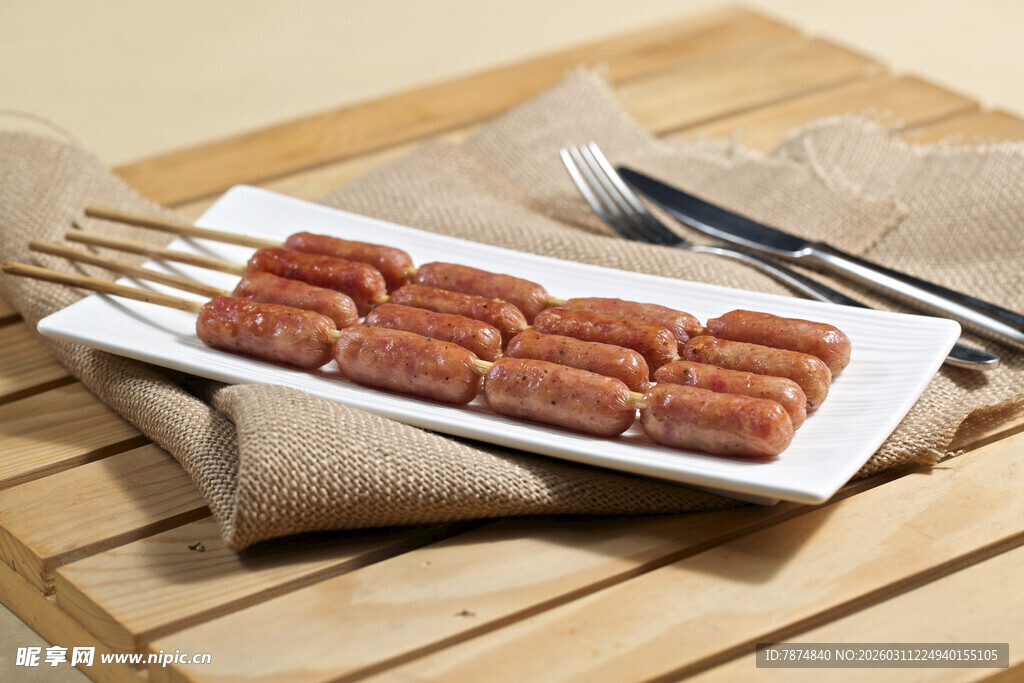 美味烤肉串摆放在木桌上