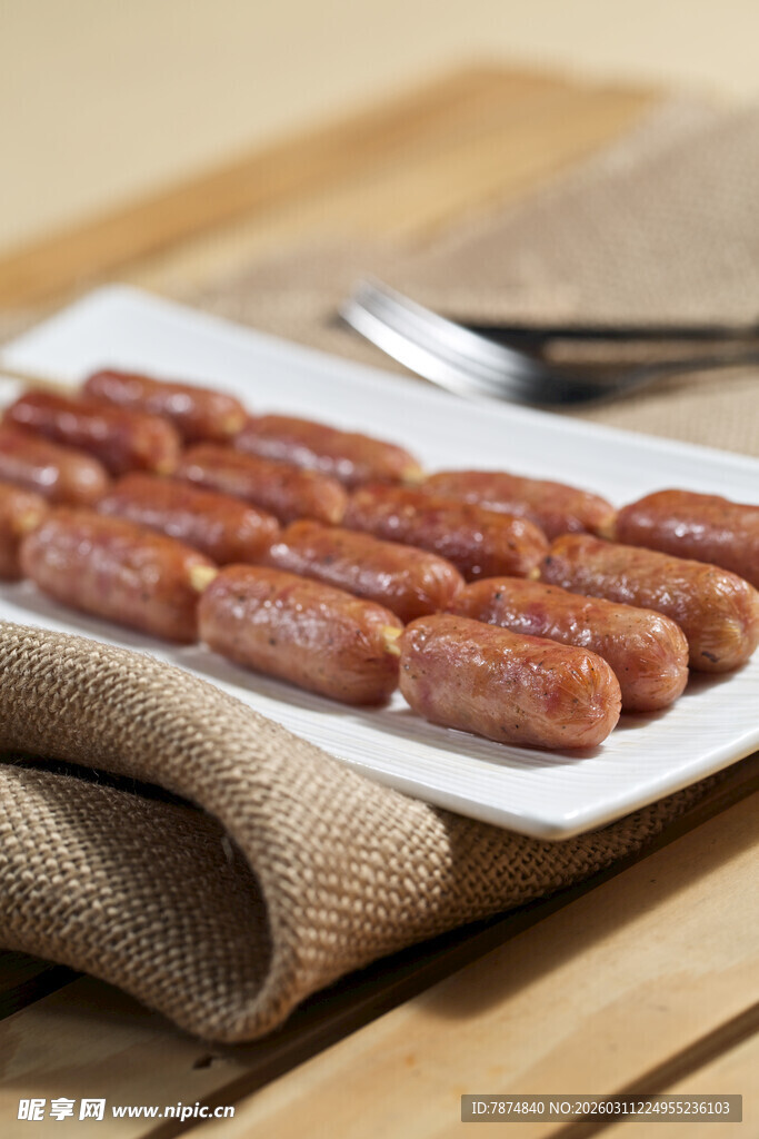 美味香肠摆盘于木桌之上