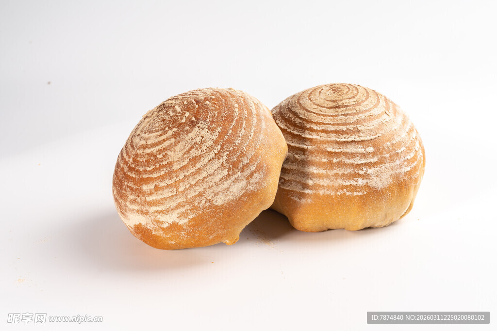 两个纹理独特的美味面包