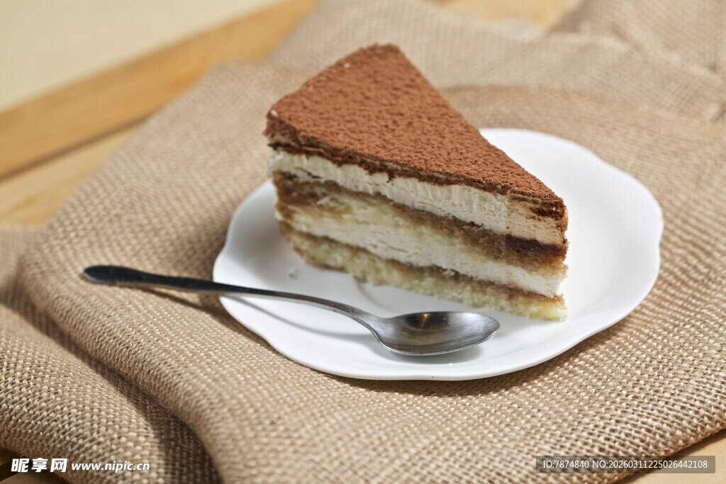 美味提拉米苏蛋糕切片