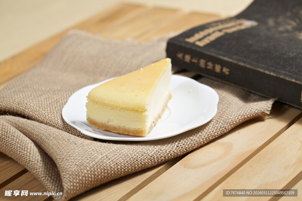 木桌上的芝士蛋糕与书籍