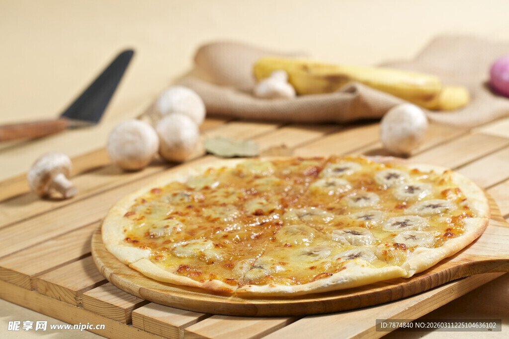 美味披萨置于竹制砧板上