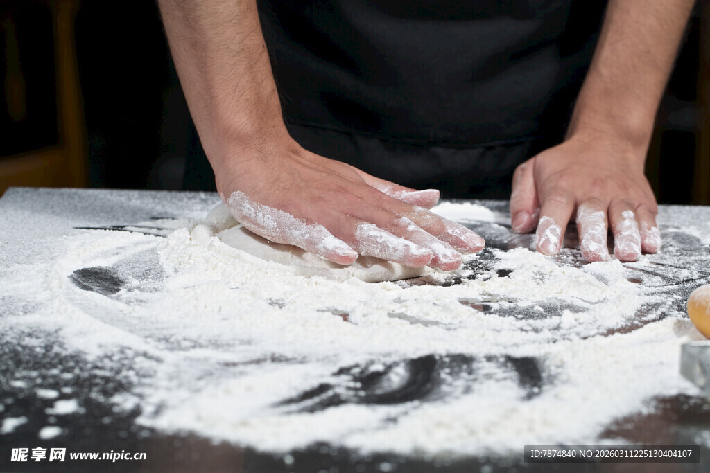 厨师双手在面粉中忙碌