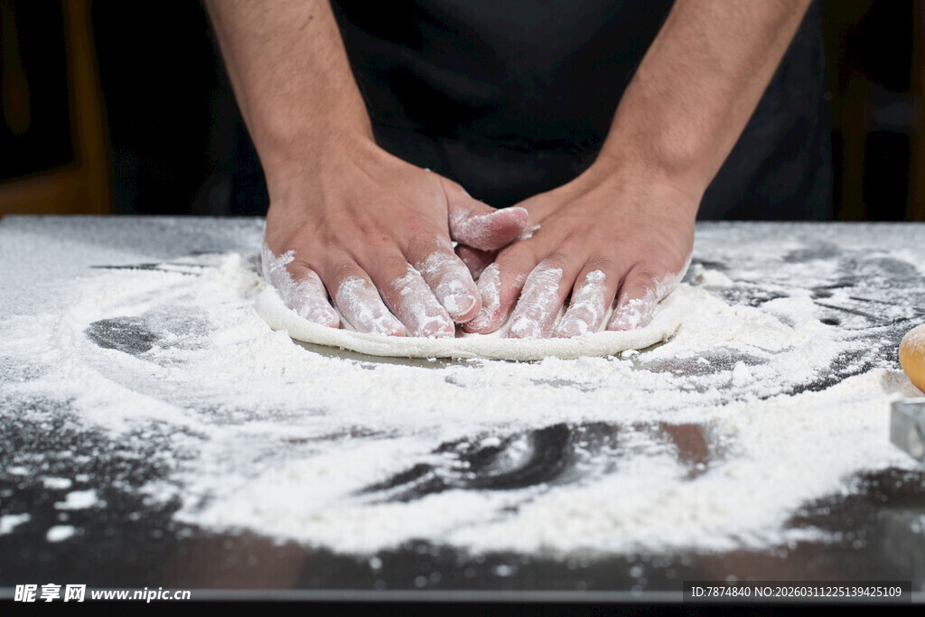 手工揉面制作面食场景