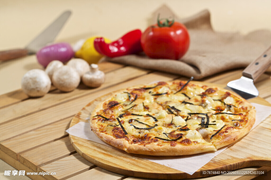 美味披萨置于木质台面上