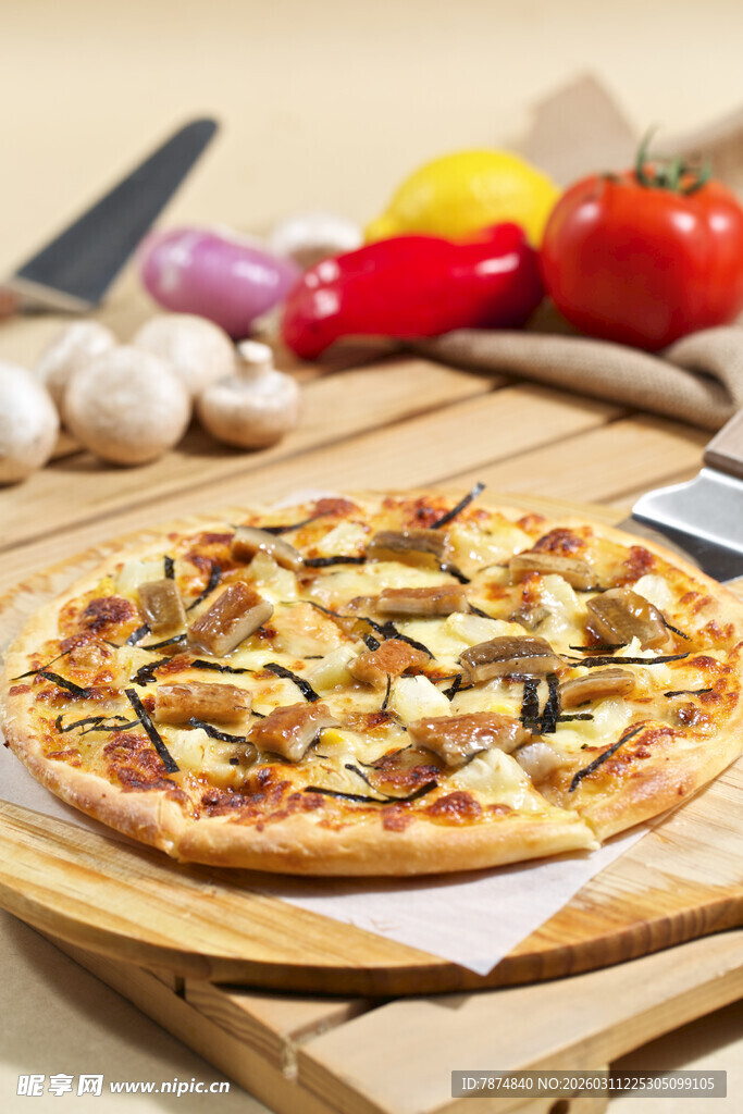 美味蔬菜披萨摆于木桌