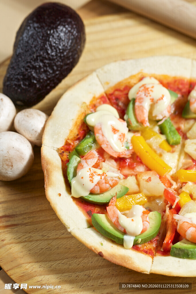 美味虾仁牛油果蔬菜披萨