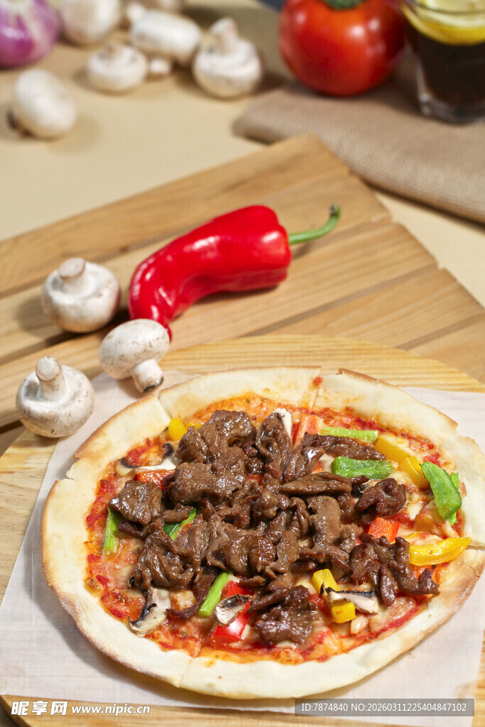 美味牛肉披萨摆于木桌