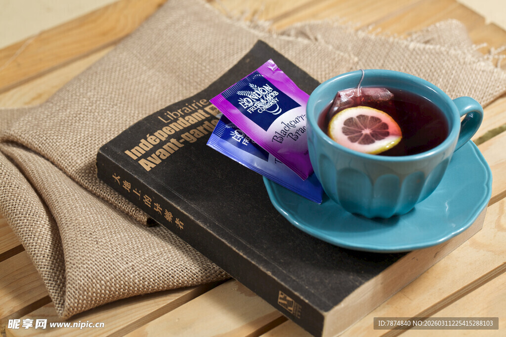 复古风书籍旁的温馨茶杯