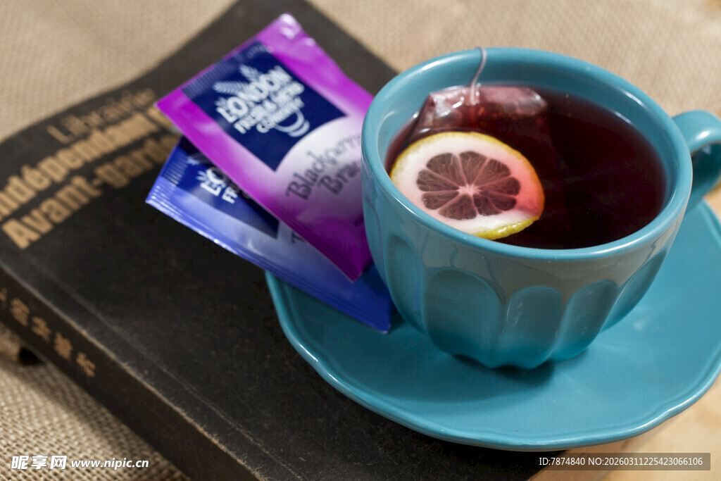 蓝色杯中的柠檬热茶