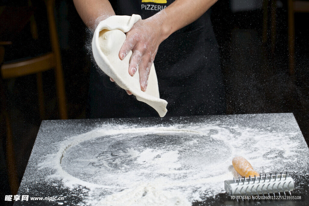 厨师手工揉制面团
