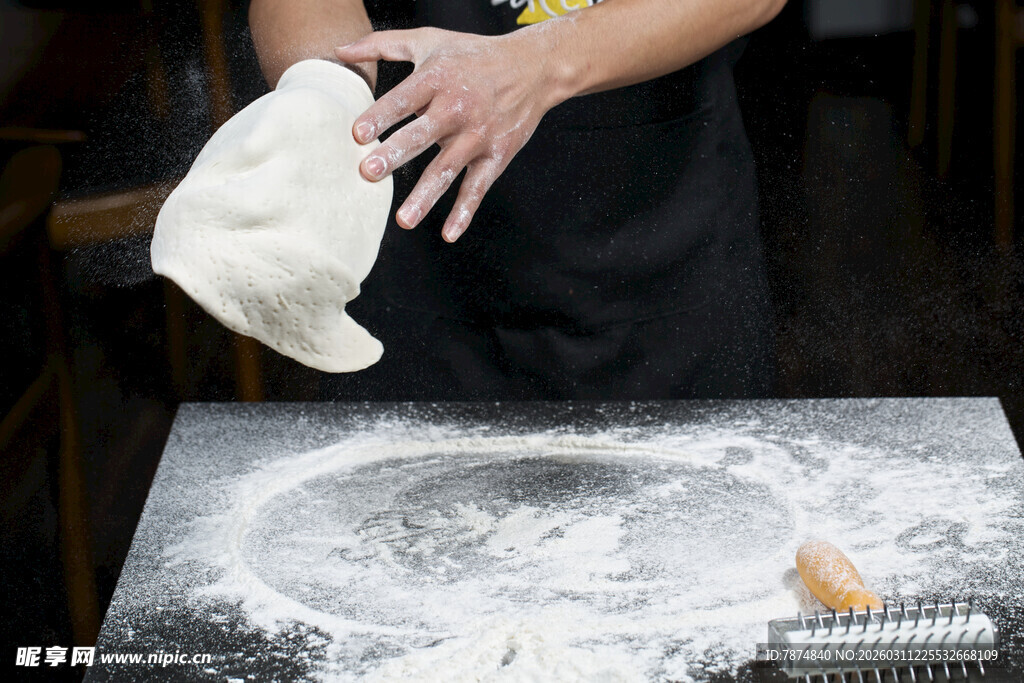 厨师手工揉制蓬松面团