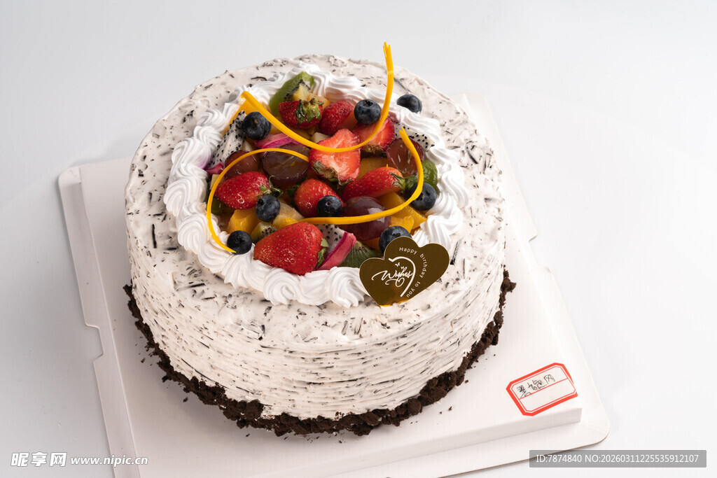 水果装饰的美味奶油蛋糕