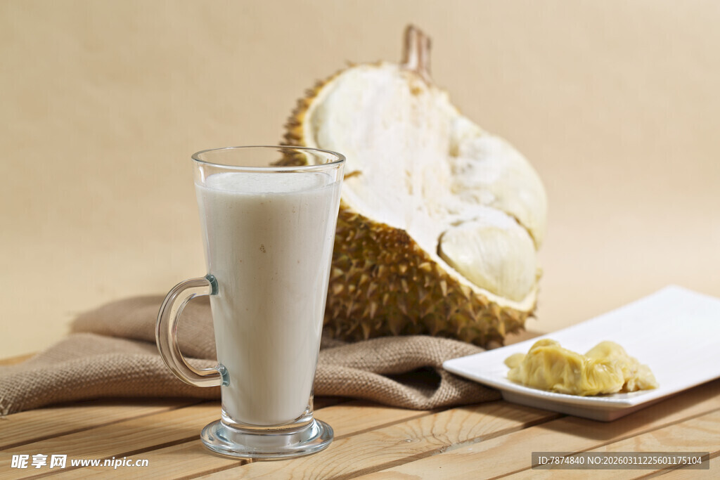 一杯香浓榴莲奶与新鲜榴莲