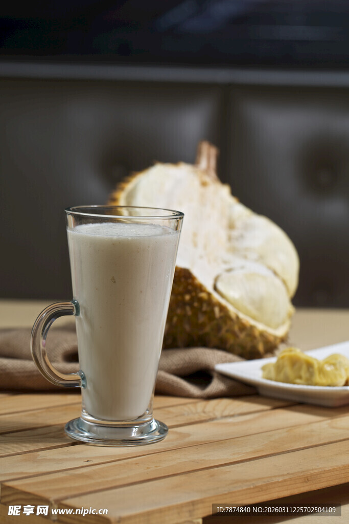 一杯南瓜奶昔与新鲜南瓜