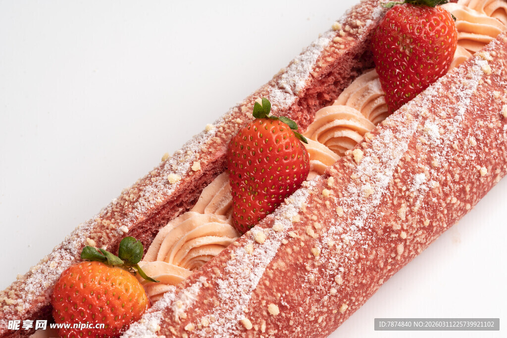 草莓奶油卷甜点特写