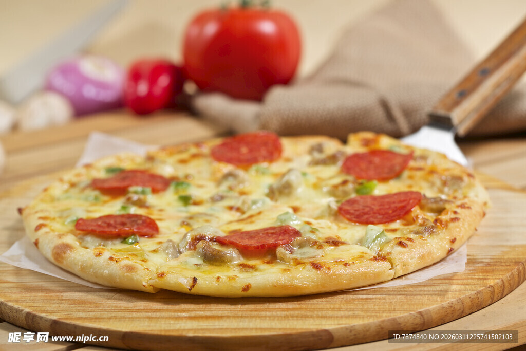美味披萨置于木盘上