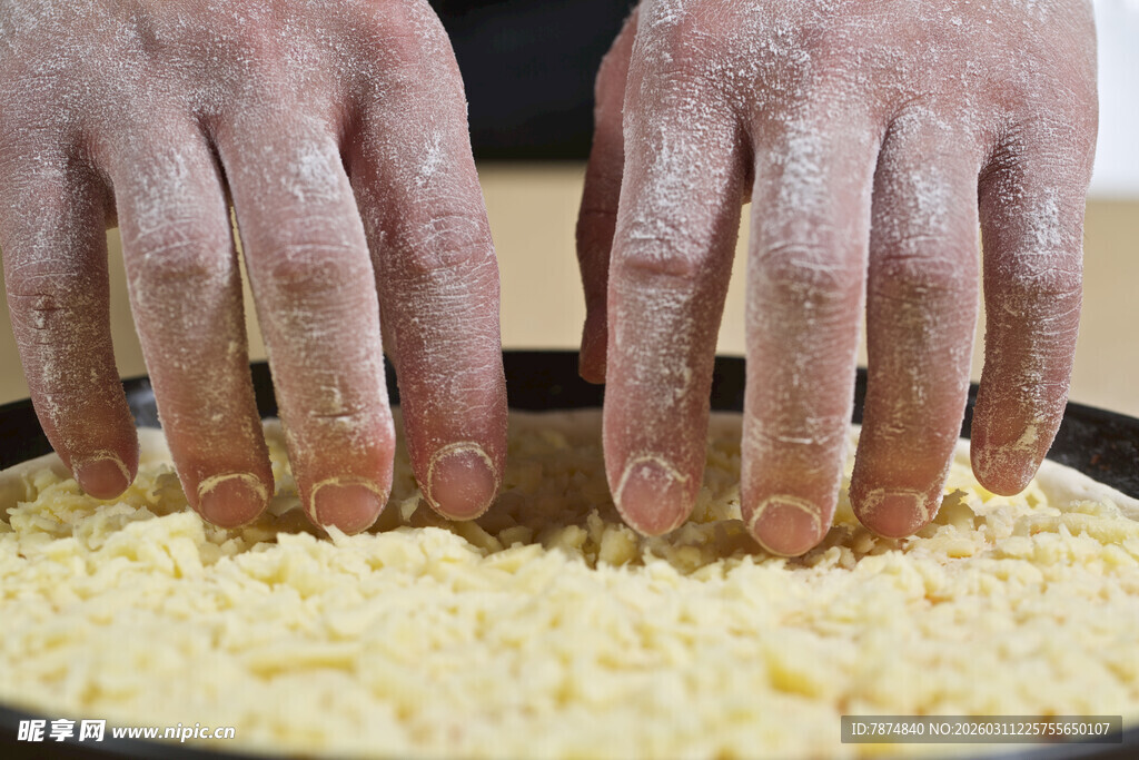 双手揉制黄色面食材料