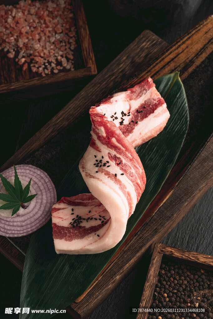 新鲜五花肉切片摆盘