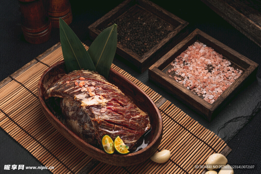 美味熏鱼摆放在特色竹席上