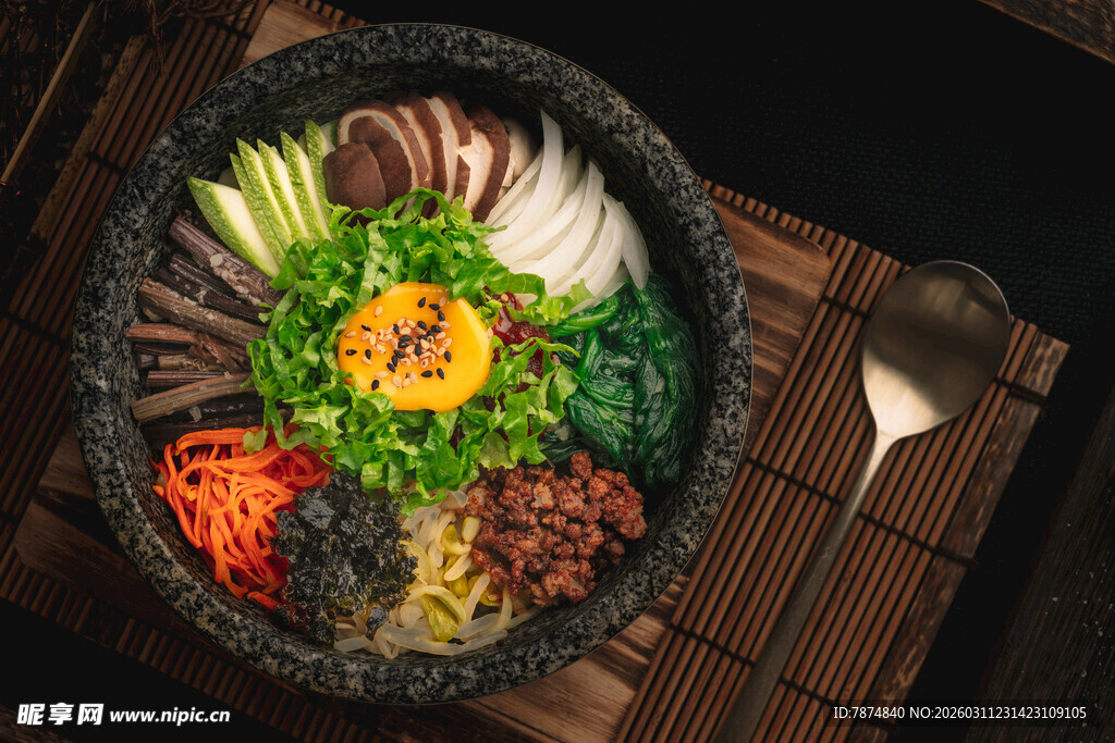 韩式石锅拌饭美食图