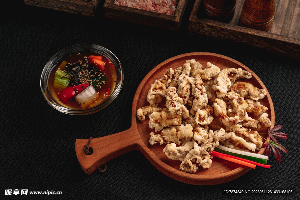 木盘装的美味卤味鸡肉