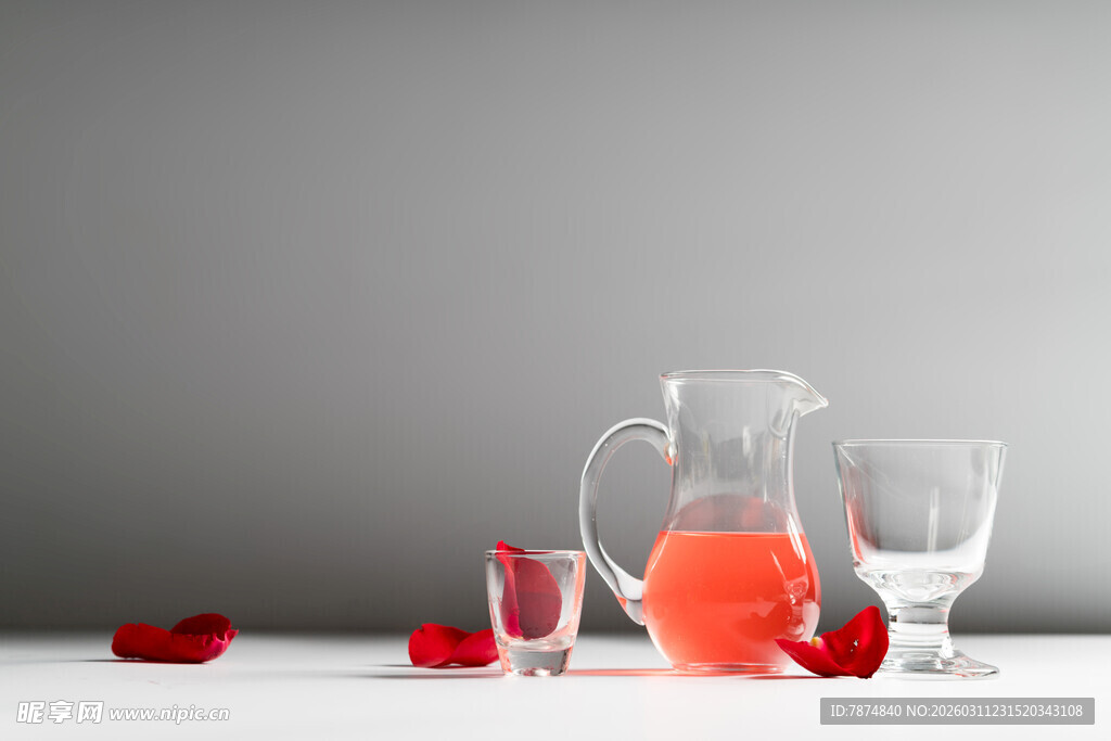 粉色饮品与玻璃器皿组合