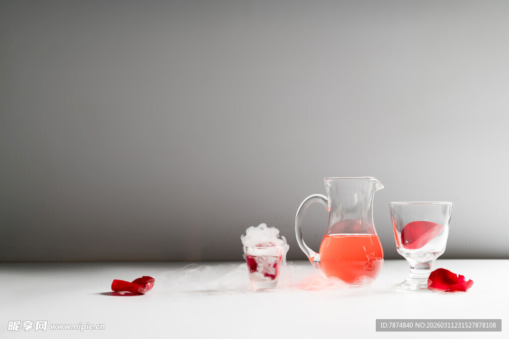 粉色饮品与草莓的清新组合