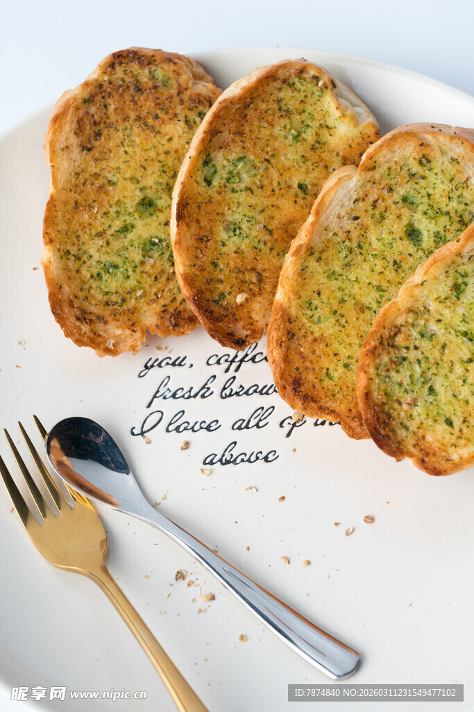 香蒜烤面包片配餐具