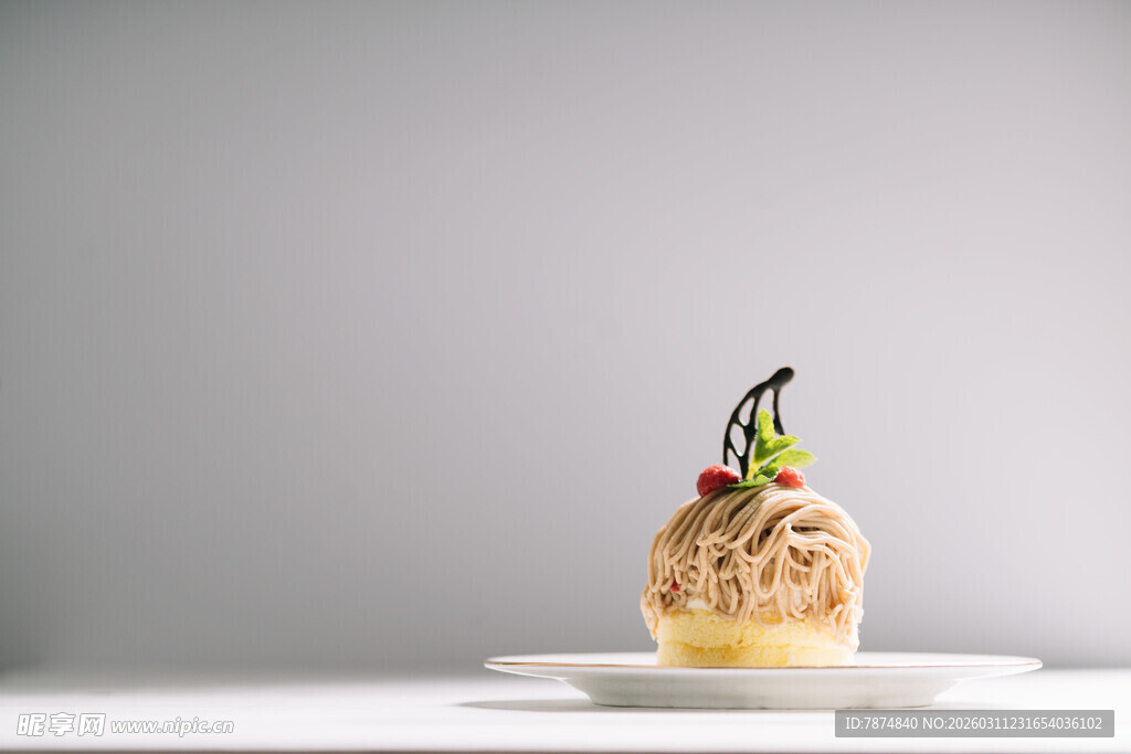 精致装饰的美味小蛋糕