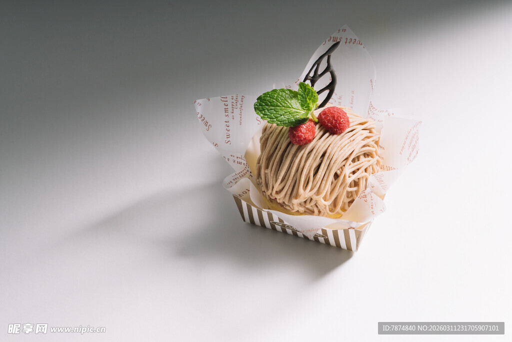 精致奶油裱花小蛋糕