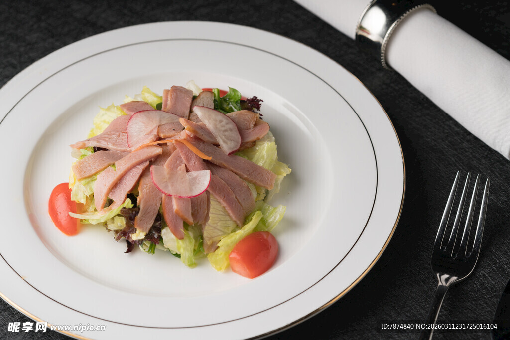精致火腿沙拉摆盘