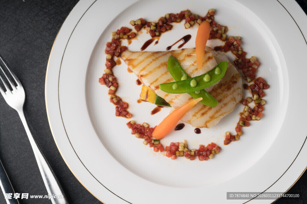 精致摆盘的美味海鲜料理