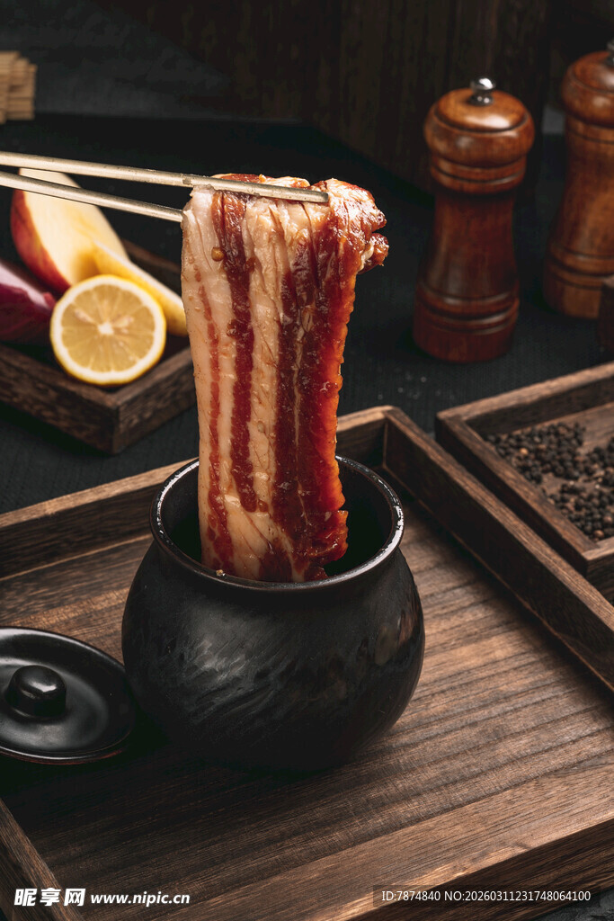 陶罐中摆放的美味培根