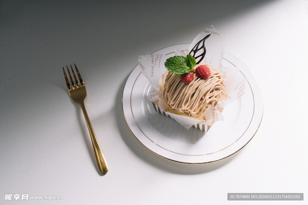 精致美味蛋糕配草莓装饰