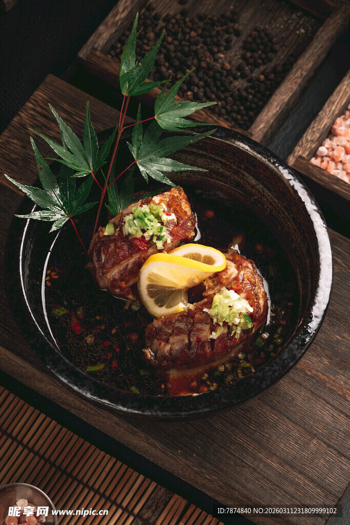 日式摆盘的美味烤肉