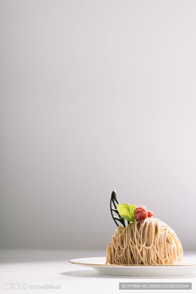 精致水果装饰的特色面食