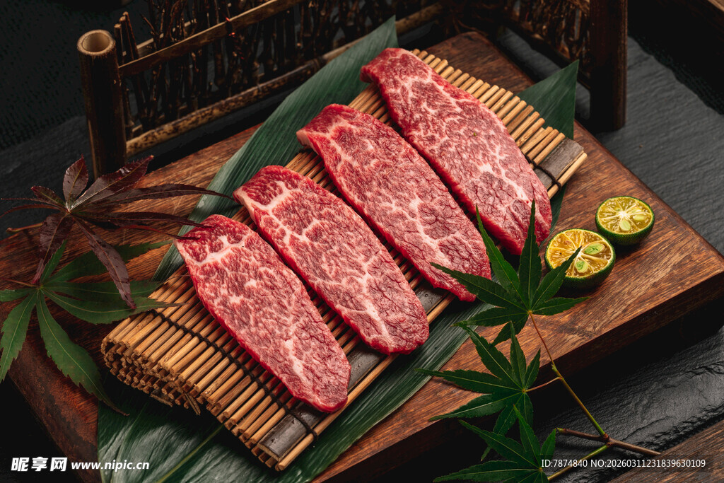 新鲜牛肉切片摆放在木盘上