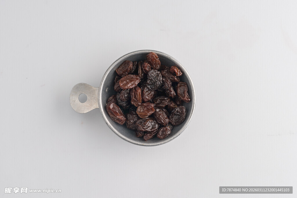 金属容器中的褐色干果