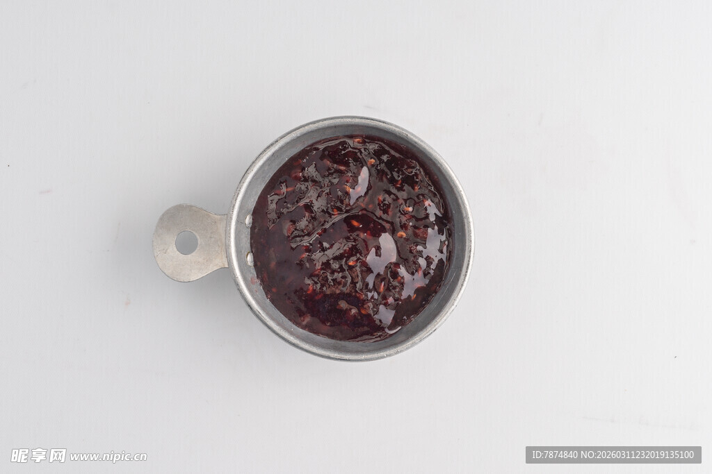 罐装紫果酱特写