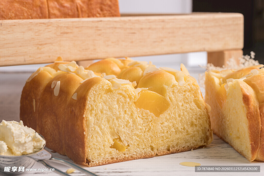 美味松软的切片菠萝蛋糕