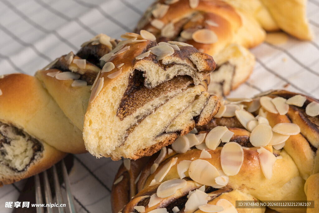 果仁夹心面包卷