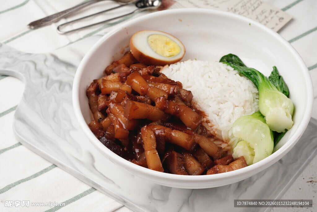 美味卤肉饭搭配青菜鸡蛋