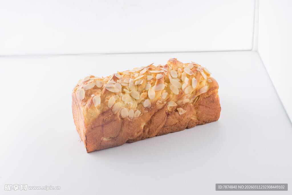 美味坚果装饰的长条面包