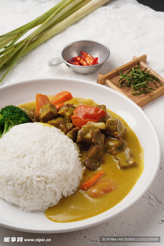 泰式咖喱饭配清爽配菜