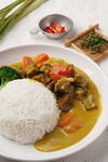 泰式咖喱饭配新鲜蔬菜