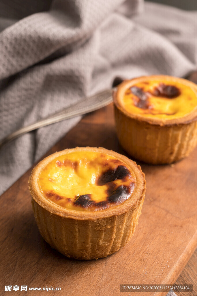 美味双蛋挞置于木桌之上