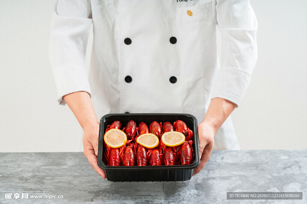 厨师展示烤盘内烤制食材